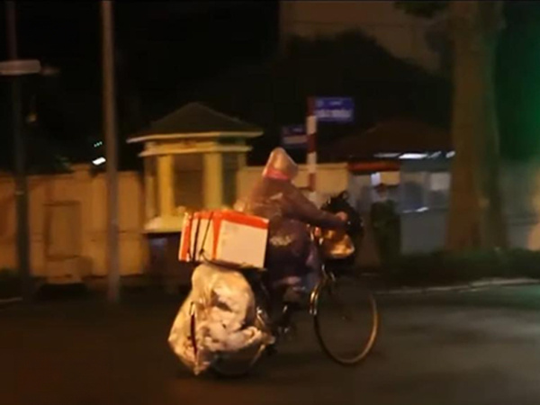 Bà lão vô gia cư vứt lại đồ ăn, quần áo cũ, trở về ngôi nhà chục tỷ, rộng 100m2 trên phố Hà Nội?