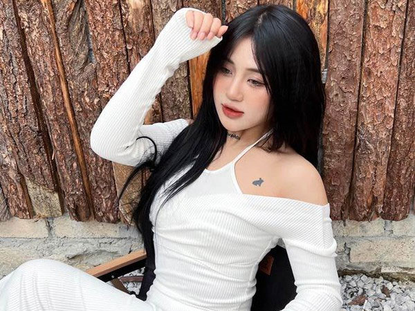 Nhan sắc 'cực phẩm' của vợ 'bà hàng xóm đanh đá nhất TikTok'