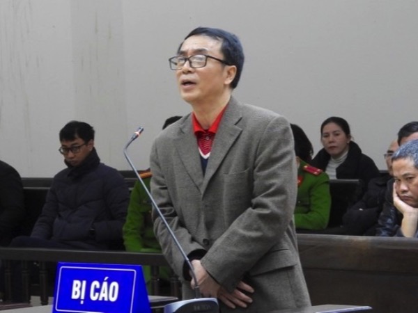 Ông Trần Hùng ở nhà riêng vào thời điểm kẻ môi giới khai đưa tiền tại phòng làm việc?