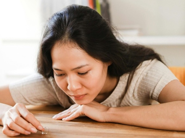 Chồng đi làm ăn xa, gửi về hộp quà, tôi mở ra suýt ngất