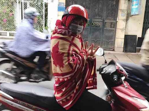 Quấn chăn chống rét khi đi xe máy, dân mạng chia phe tranh cãi