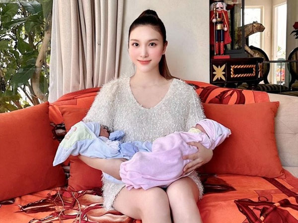 Hạnh Sino thông báo đã sinh đôi, nhan sắc 'bà đẻ' ngồi ôm 2 con thành tâm điểm
