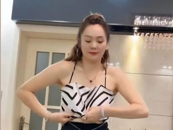 Mẹ chồng U50 áo hai dây hở lưng, váy ngắn thời thượng đi chơi, con dâu nhìn thấy nói một câu khiến bà 'bốc hỏa'