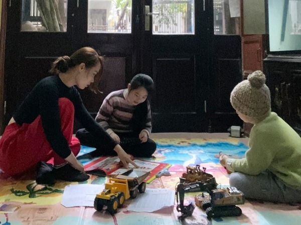 Con nghỉ học vì rét, bố mẹ 'đại chiến', bốc thăm chọn người trông