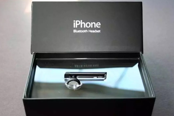 Tai nghe không dây đầu tiên của Apple không phải ai cũng biết