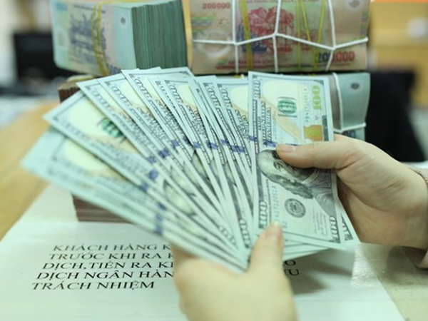 Vàng SJC giảm mạnh, USD ‘chợ đen’ tăng vọt hơn 25.000 đồng