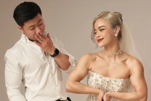 Cô dâu Hà Nội khoe cơ bắp cuồn cuộn, bế chú rể trong ảnh cưới, bố mẹ hai bên đưa ra nhận xét
