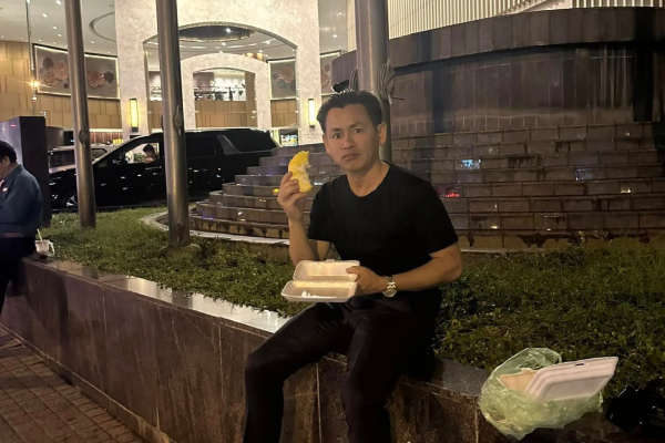 Tỷ phú Johnny Đặng bất ngờ bị 'đuổi' khỏi khách sạn hạng sang vì lý do hài hước