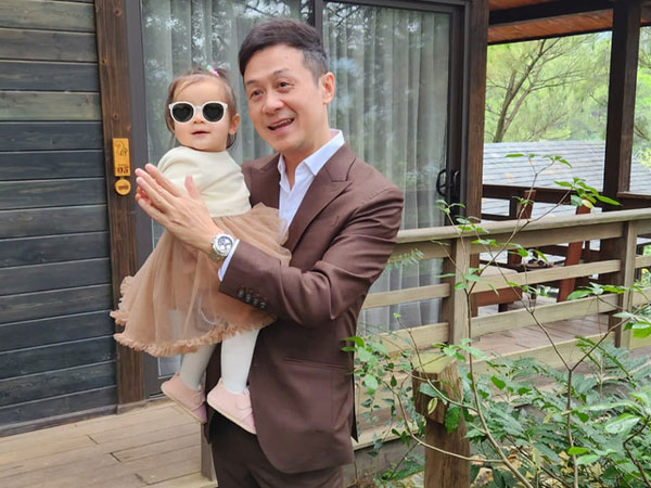 Lần hiếm hoi MC Anh Tuấn VTV khoe con gái