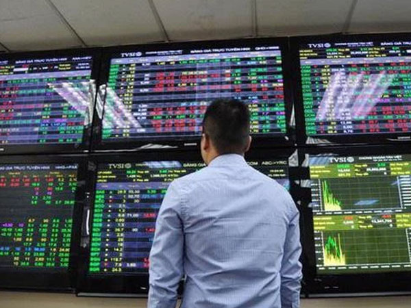 Nghịch lý thanh khoản 'đi lùi', lượng tiền gửi tại công ty chứng khoán vẫn lên cao nhất 7 quý