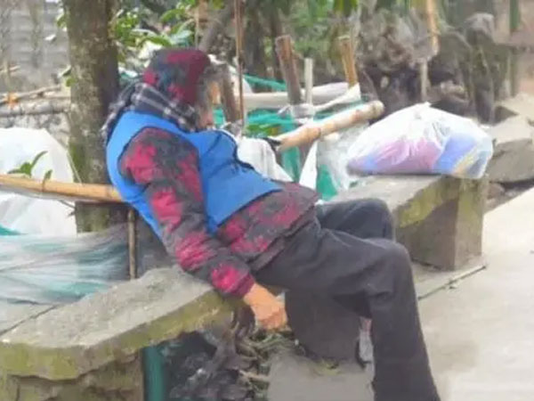 Mẹ già 85 tuổi chết cóng ở sân sau đêm lạnh giá, các con chối trách nhiệm: Theo lịch chưa tới lượt tôi chăm