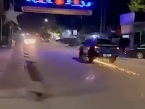 Trốn đo nồng độ cồn, tài xế ô tô bán tải tông vào xe mô tô cảnh sát, kéo lê trên đường