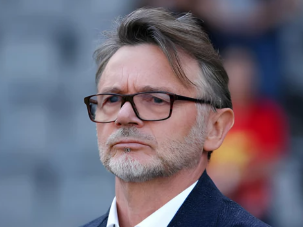 HLV Troussier 'họp nóng' 15 phút với tuyển Việt Nam, tự mình lý giải cách sử dụng nhân sự