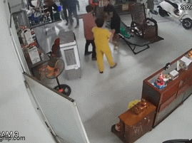 Nhóm người xông vào quán lẩu bò, đánh con rể chủ quán vỡ xương sọ