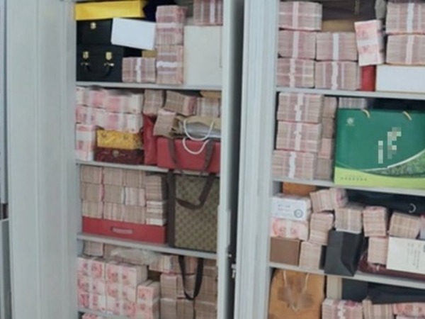 Người đàn ông nghèo 'kinh niên' đột nhiên nạp 17 tỷ đồng tiền mặt vào thẻ ATM, cảnh sát ập tới bắt giữ: Một kho tiền khối lượng hàng tấn bị tịch thu