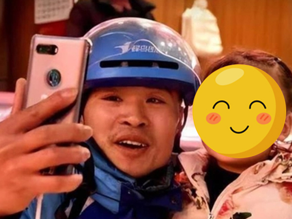 'Em bé shipper' cùng bố đi giao đồ ăn từng chinh phục hàng triệu con tim hiện ra sao sau 4 năm?