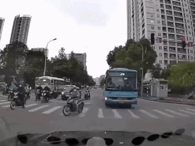 Xử phạt tài xế buýt 'thi gan' với ô tô giữa ngã tư ở Hà Nội