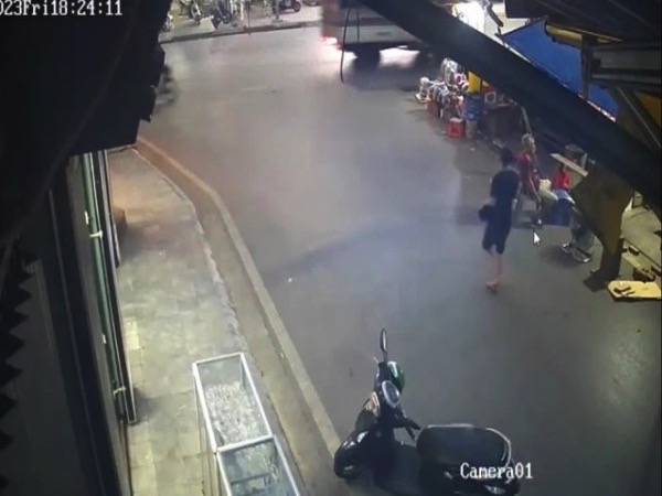 Lấy cớ bị làm giật mình, gã đàn ông dùng dao truy sát cả nhà hàng xóm khiến 3 người thương vong