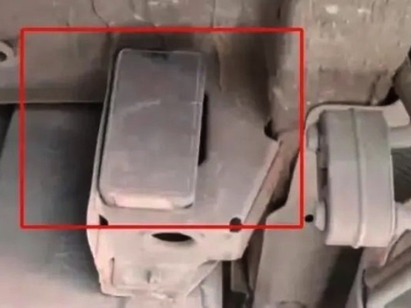 Clip: 'Nữ quái' lén lắp định vị trên xe cảnh sát để né chốt kiểm tra