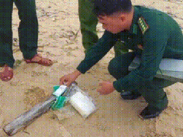 Tiếp tục phát hiện ma túy dạt vào bờ biển Quảng Ngãi