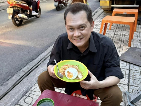 Nam NSƯT là công tử nhà giàu sa cơ, U60 không vợ con, sống giản dị, hết lòng vì nghệ thuật