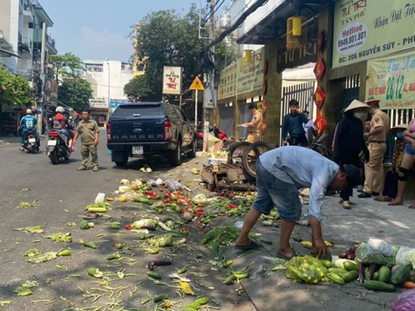 Đang nghe điện thoại để giao hàng, nam shipper bị ô tô bán tải mất lái kéo lê hơn 1m
