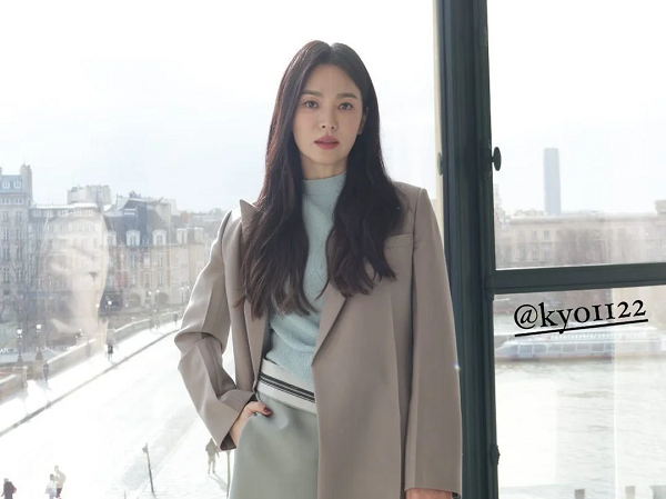 Song Hye Kyo đẹp thách thức mọi ống kính hung thần, Mina chịu chơi khoe lưng trần giữa trời đông để đi show Fendi
