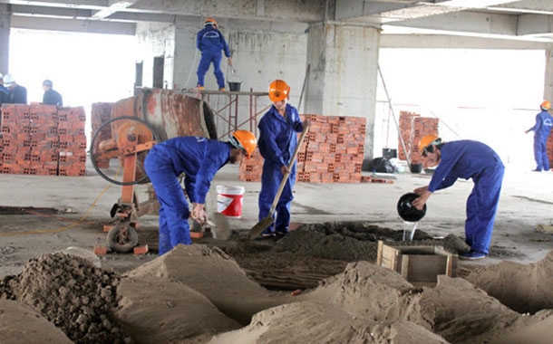 Chồng chỉ là thợ xây, bỗng một ngày tài khoản ngân hàng nhận được 28 tỷ đồng, vợ hốt hoảng báo cảnh sát