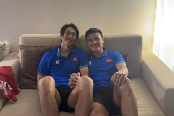 Tuấn Anh lần đầu chụp ảnh selfie: Nắm tay cực tình với Quang Hải, dìm Văn Toàn không thương tiếc
