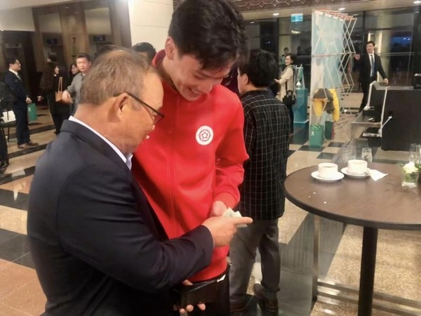Ông Park Hang-seo không muốn nói chuyện lâu với học trò cũ chỉ vì: 'Mấy đứa bắt đầu xin tiền của tôi nhiều hơn rồi'