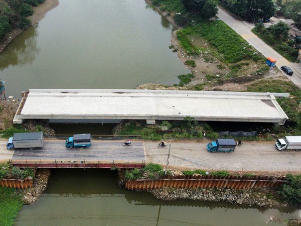 Bắc Ninh: Cầu trăm tỷ chậm tiến độ, dân phấp phỏng đi qua cầu tạm