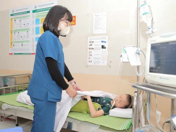 Bé gái Hà Nội hôn mê vì căn bệnh tưởng chỉ người lớn mới mắc