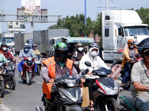 TPHCM nắng rát mặt từ nay đến Tết, người dân trùm kín mít khi ra đường