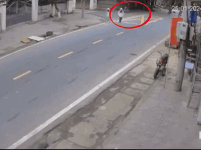 Video: Khoảnh khắc nữ sinh đột ngột băng qua đường, gây tai nạn liên hoàn