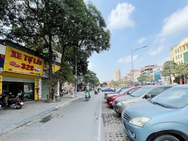 Giá thuê ô tô tự lái tăng gấp đôi vẫn 'cháy' hàng