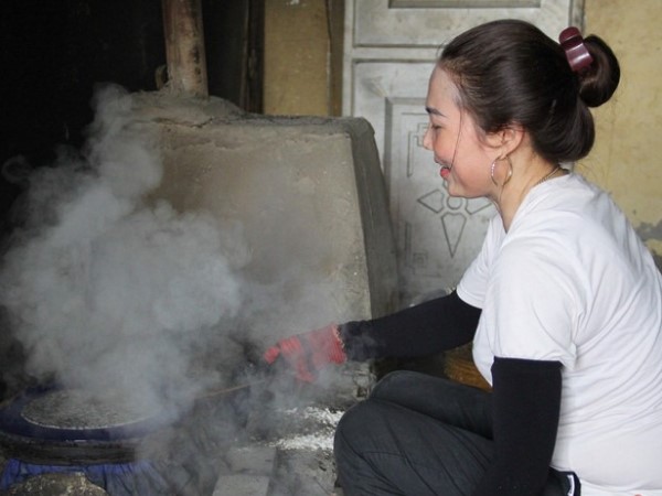 Đỏ lửa xuyên đêm làm loại bánh kỵ nhất mưa rét, người làng nghề tiết lộ bí kíp