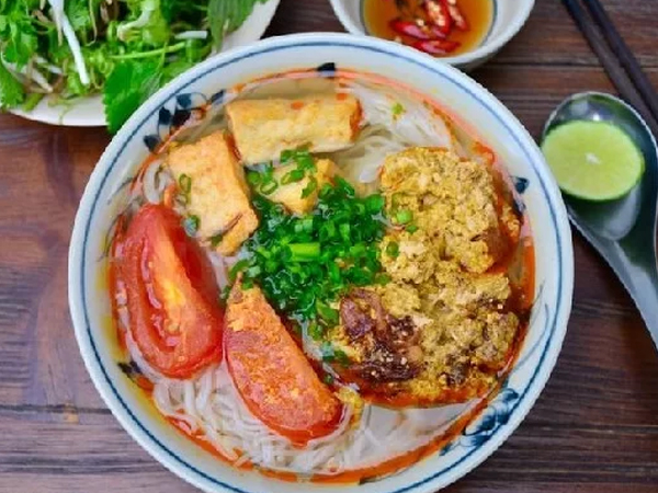Chi tiết các bước làm bát bún riêu cua đồng thơm ngon