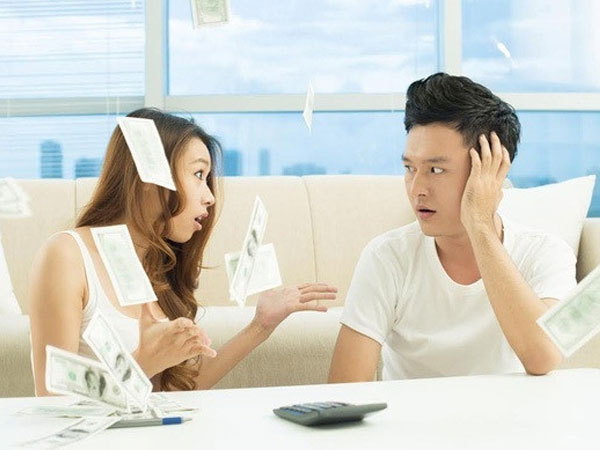 Mở phong bì thưởng Tết của chồng, vợ sững sờ thấy dòng chữ phía trên
