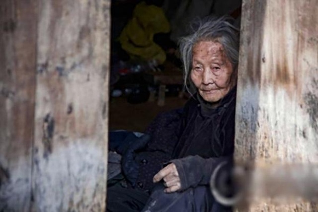Cụ bà U80, lương hưu 7 triệu/tháng nhưng vô gia cư: Cơ quan chức năng vào cuộc phải "bó tay" vì lý do này