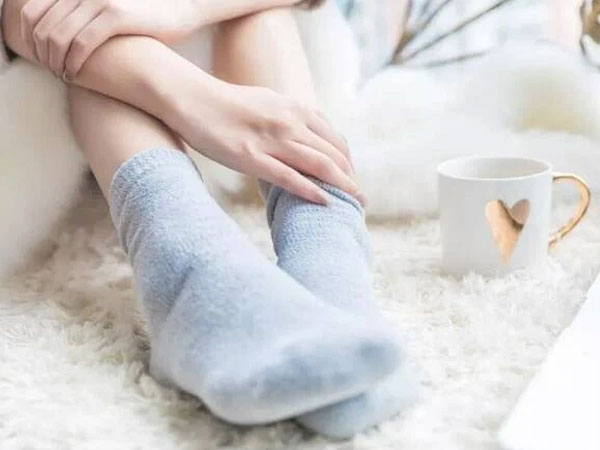 Vì sao phải giữ ấm bàn chân, đi tất thế nào cho đúng?