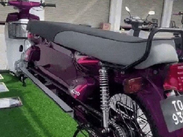 Honda Super Cub C70 phiên bản limousine kéo dài chân miên man