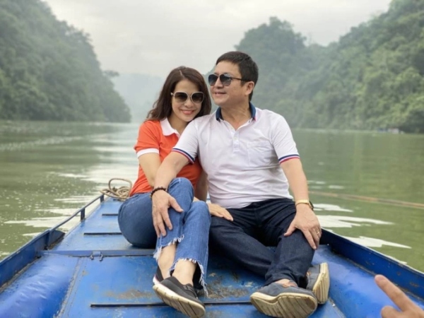 NSƯT Chí Trung quỳ gối trước bạn gái kém 18 tuổi gây xôn xao
