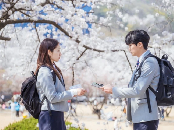 Phim của Park Shin Hye vừa chiếu liền nhận mưa lời khen, nhan sắc của nam chính gây sốt MXH