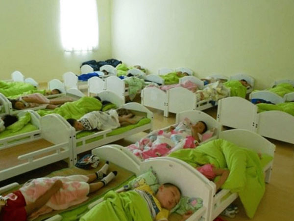 Cô giáo đăng bức ảnh học sinh ngủ trưa vào nhóm chung, huyết áp phụ huynh tăng vọt, ngay lập tức đòi giải thích
