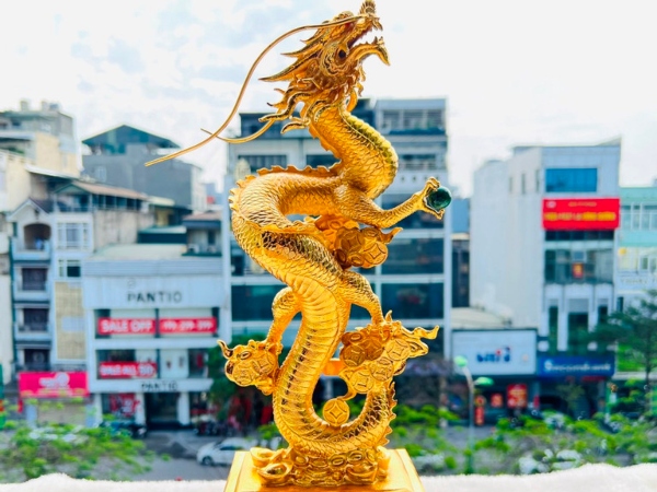 Tượng rồng, hoa lan dát vàng giá hàng chục triệu săn khách dịp Tết
