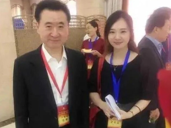 Kịp thời đưa tấm danh thiếp bỏ quên, cô gái chỉ tốt nghiệp trung cấp lập tức được tỷ phú tuyển làm thư ký riêng, lương năm tới 3,4 tỷ đồng, đãi ngộ đặc biệt hiếm có