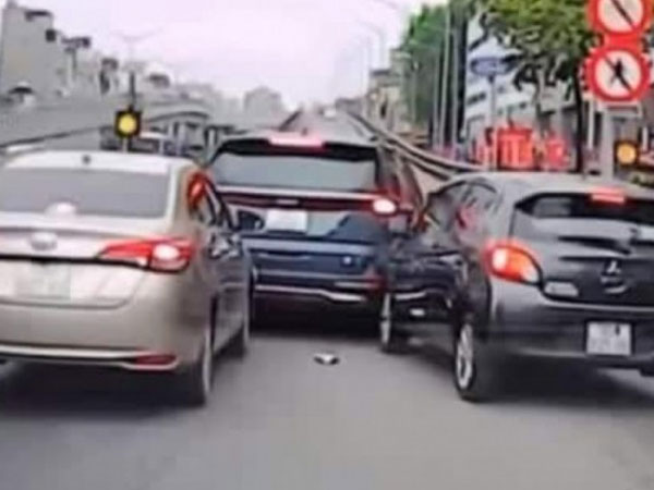 Bất ngờ dừng xe, 'xế hộp' lập tức nhận tai họa từ 2 ô tô
