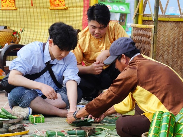 Khách quốc tế thích thú ăn mứt Tết, tự tay gói bánh chưng tại bãi biển Đà Nẵng