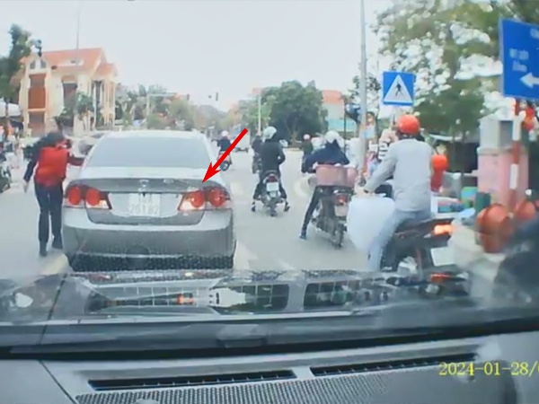 Người phụ nữ vô tư dừng xe giữa đường để xuống mua sắm
