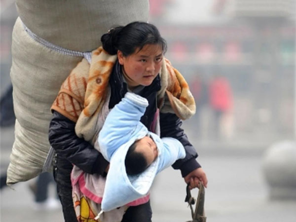 Người mẹ trong bức ảnh gây chấn động 'lưng vác núi, tay ôm hy vọng' sau 14 năm giờ ra sao?
